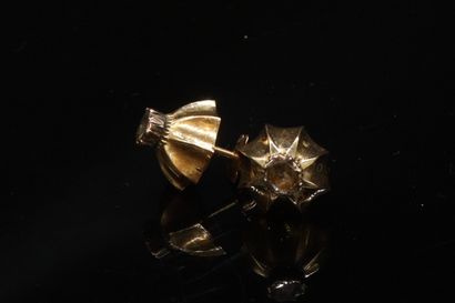 null Paire de clous d'oreilles en or jaune 18k (750) ornés chacun d'un diamant taille...
