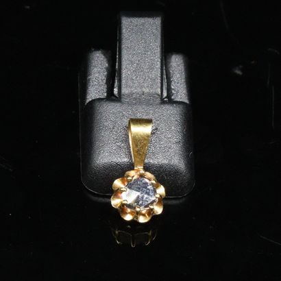 null Pendentif en or jaune 18k (750) ornée d'un diamant taille ancienne. 

Poids...