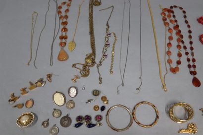 null Lot de bijoux fantaisies comprenant colliers, broches, pendentifs... 

On y...