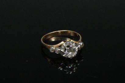null Bague en or jaune 18k (750) et platine ornée d'un diamant épaulé par deux petits...