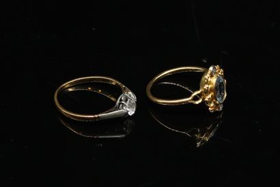null Lot de deux bagues en or jaune 18k (750) l'une ornée d'un diamant taille ancienne,...