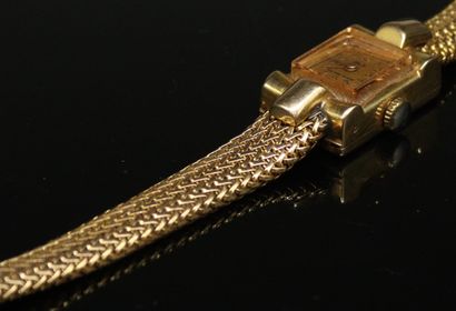 null KODY

Montre bracelet de dame en or jaune 18k (750), cadran rectangulaire à...
