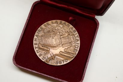 null Médaille de table en bronze d'ap. Torcheux.

Avers : CENTENAIRE DE LA SAMARITAINE...