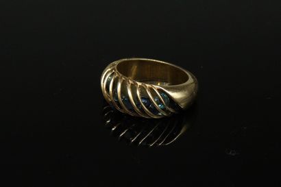 null 
Bague en or jaune 18k (750) formant une spirale de fil d'or retenant une mélée...