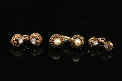 null Lot de trois paires de dormeuses en or jaune 18k (750), une paire ornée de perles,...