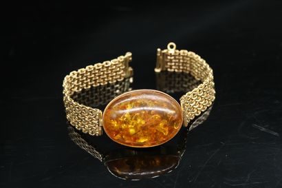 null Bracelet en or jaune 18k (750) orné d'un important cabochon d'ambre (probablement...