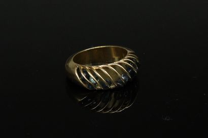 null 
Bague en or jaune 18k (750) formant une spirale de fil d'or retenant une mélée...