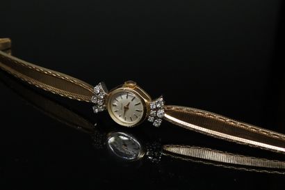 null DERMONT

Montre bracelet de dame, boîtier rond en or jaune 18K (750) entouré...