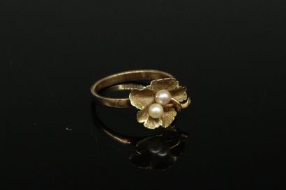 null Bague fleur en or jaune 18k (750), la corolle supportant deux petites perles.



Tour...
