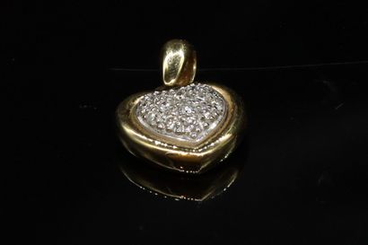 null Pendentif coeur en or jaune 18k (750) orné d'un pavage de diamants.

Poids brut...