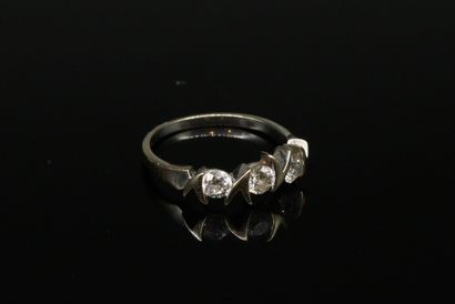 null 
Bague or gris 18k (750) ornée de trois diamants.




Tour de doigt : 60 - Poids...