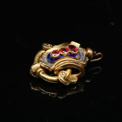 null 
Elément de bijoux en or jaune 18k (750) à décor d'émail bleu et ornée de rubis...