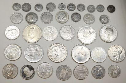 null Lot de plus de 80 pièces de monnaies en argent 

étrangères, très variées, essentiellement...
