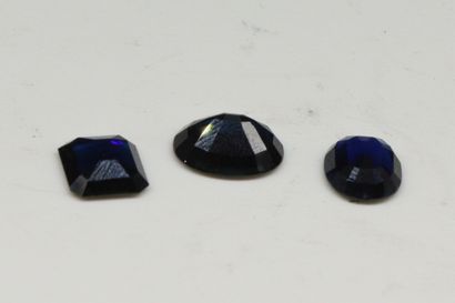 null 
Lot of three synthetic sapphires on paper.




Weight : 8.00 cts.
