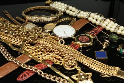 null Fort lot de bijoux fantaisie, la majorité en plaqué or, comprenant : 

- bracelet...
