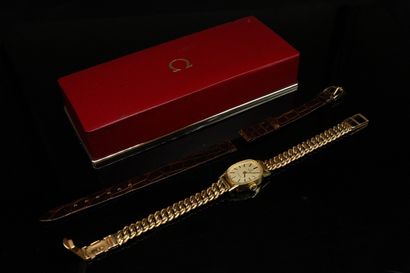 null OMEGA 

Montre bracelet de dame en or jaune 18k (750), boîtier ovale, cadran...