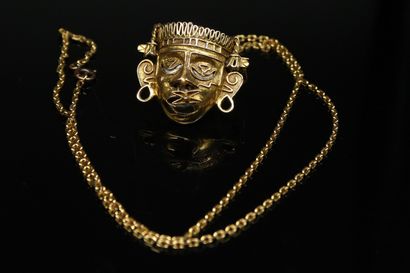 null 
Pendentif ou broche en or jaune 14k (585) figurant un masque aztèque.




Avec...