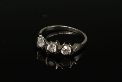 null 
Bague or gris 18k (750) ornée de trois diamants.




Tour de doigt : 60 - Poids...