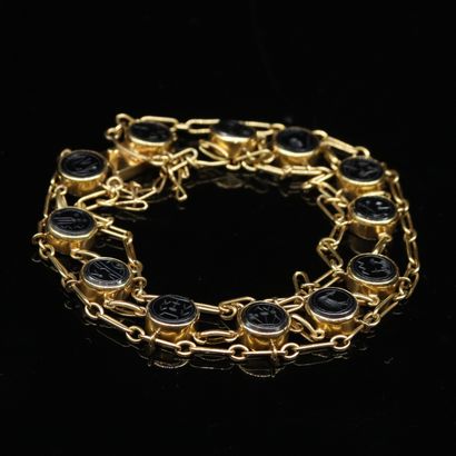 null Bracelet en or jaune 18k (750) à triple rangs alternés d'intailles rondes de...