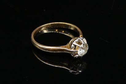 null 
Solitaire en or jaune et gris 18k (750) ornée d'un diamant. 




Tour de doigt...