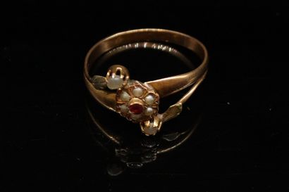 null Bague en or jaune 18k (750) ornée de perles et d'un petit rubis. 

Tour de doigt...