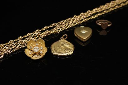 null 
Ensemble de bijoux fantaisie :

- médaille en plaqué or signée FIX, d'ap. Becker...