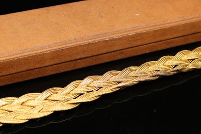 null 
Bracelet en or jaune 18k (750) à maille tressée.




Tour de poignet : 19 cm...
