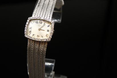null ADMIRA

Montre bracelet de dame en or blanc 18K (750), lunette pavée de petits...