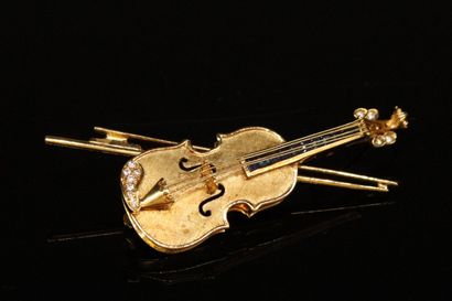 null Broche-pendentif en or jaune 18k (750) formant un violon et son archet. Le manche...