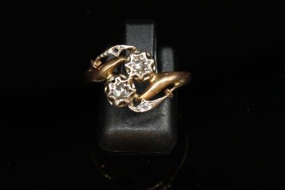 null Bague en or jaune 18k (750) et platine ornée de deux diamants taille rose.

Tour...