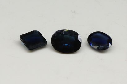 
Lot of three synthetic sapphires on paper.




Weight...