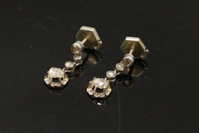 null 
Paire de pendants d'oreille en or gris 18k (750) ornés de diamants. 




Poinçon...