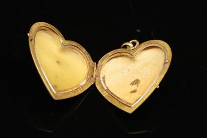 null Pendentif porte photo en or jaune 18k (750) en forme de coeur et gravé d'un...