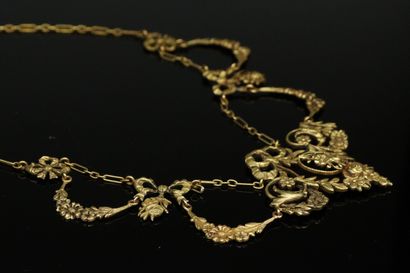 null Collier à draperie en or jauner 18k (750) figurant des motifs floraux et des...