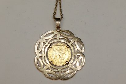 null Pièce en or 20 francs au coq (1907) dans un médaillon en or jaune 18K (750)...