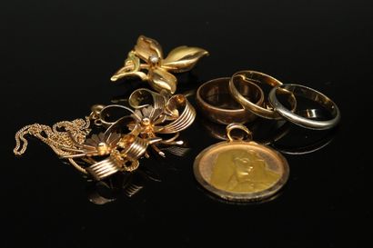 null Lot d'or jaune 18K (750) composé de pendentifs, alliances, broches et débris...
