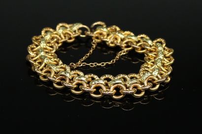 null Bracelet en or jaune et or vert 18K (750) à décor ciselé.

Accident à un anneau.

Poids...
