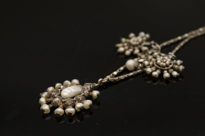 null Collier en argent et perles de culture baroquesformant trois fleurs ornée de...