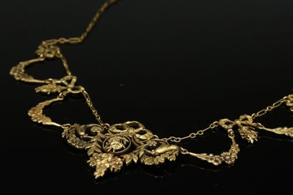 null Collier à draperie en or jauner 18k (750) figurant des motifs floraux et des...