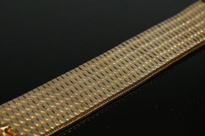 null Bracelet ruban en or jaune 18k (750) à mailles écailles. 

Tour de poignet :...