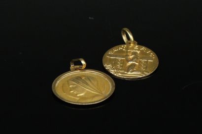 null Deux médailles de baptême (non gravées) en or jaune 18k (750) :

- Saint Eric....