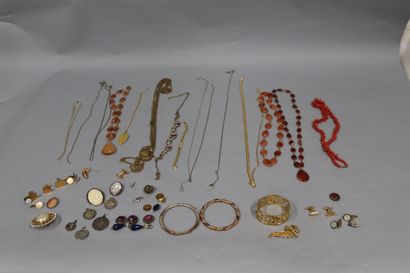 null Lot de bijoux fantaisies comprenant colliers, broches, pendentifs... 

On y...