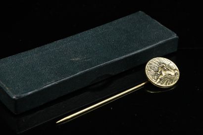 null LALIQUE René 1860-1945 (d'ap.)

Epingle de cravate en métal doré signée à droite...