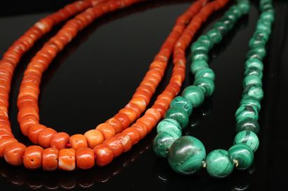null Lot de deux colliers comprenant :

- un collier à double rang en perles de corail....