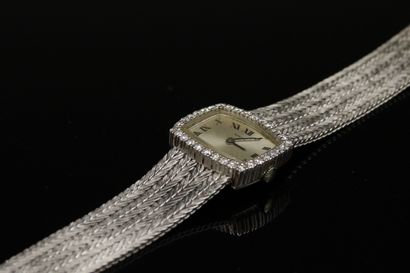 null ADMIRA

Montre bracelet de dame en or blanc 18K (750), lunette pavée de petits...