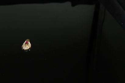 null Pendentif en or jaune 18k (750) orné d'un rubis navette et de petits diamants.

Poids...