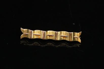 null Broche en or jaune 18k (750) stylisant un ruban.

Poinçon de maître non identifié....