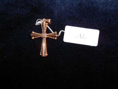 null Pendentif croix or jaune. Poids: 5 g.