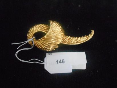 null Broche ailée en or jaune. Vers 1960. Poids: 18 g.