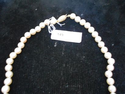 Petit collier de perles de culture blanches...